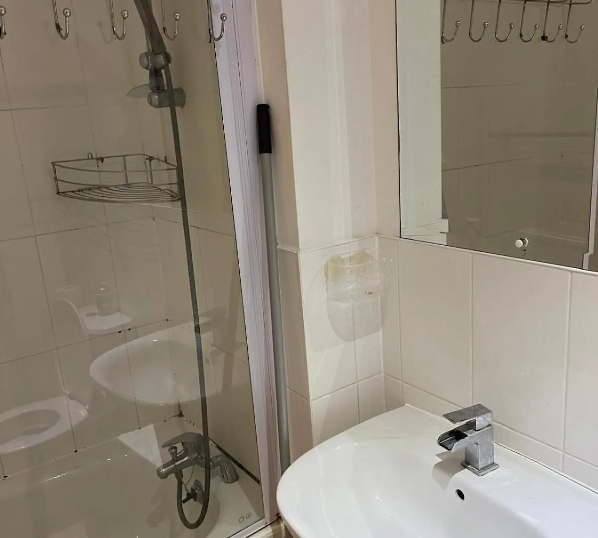 En-Suite Cozy Double Bedroom London Guest house